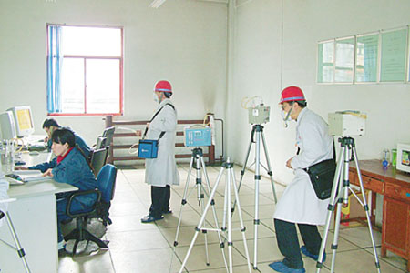 戴防毒口罩對鉛作業(yè)區(qū)域進(jìn)行濃度測量