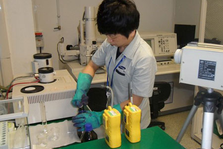 在實(shí)驗(yàn)室佩戴個(gè)人防護(hù)用品預(yù)防丙酮中毒