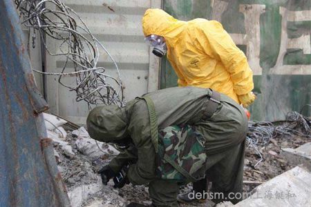 天津爆炸事故現(xiàn)場(chǎng)防化部隊(duì)穿杜邦防護(hù)服在搜救人員