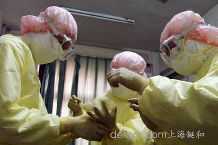 供應(yīng)室醫(yī)護人員相互配合戴防護用品