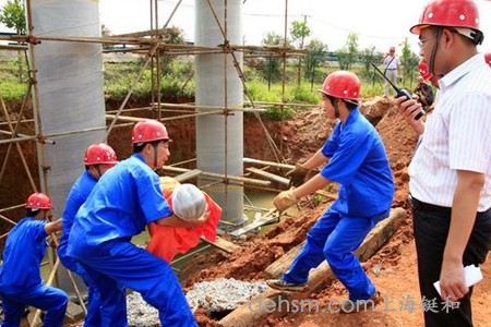 建筑工地戴安全帽預(yù)防安全事故發(fā)生