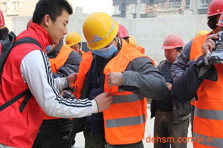 教環(huán)衛(wèi)工人正確穿戴反光背心