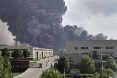 宜昌中興化工物料泄漏引發(fā)火災(zāi)現(xiàn)場(chǎng)圖