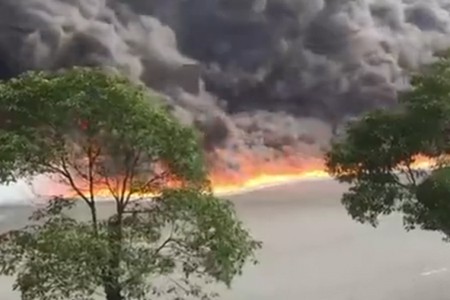 宜昌中興化工物料泄漏引發(fā)火災(zāi)現(xiàn)場(chǎng)圖