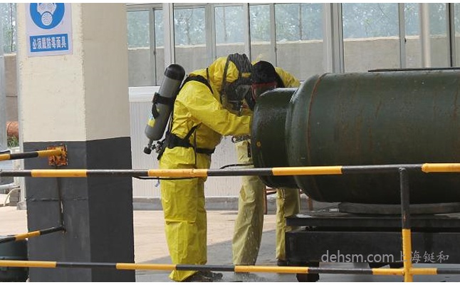 危險化學(xué)品泄露救援人員穿戴防化服救援現(xiàn)場