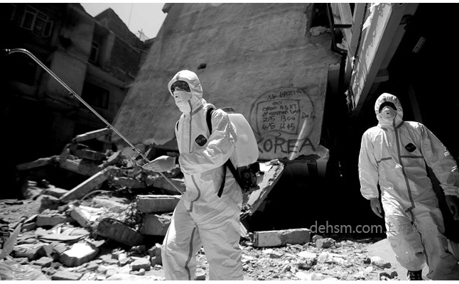 穿戴好個(gè)人防護(hù)用品噴灑消毒液