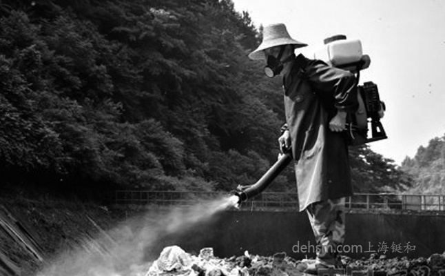 戴防毒面具正確使用消毒液