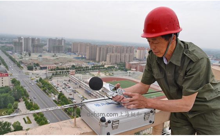 工作人員使用噪音計監(jiān)測環(huán)境噪音