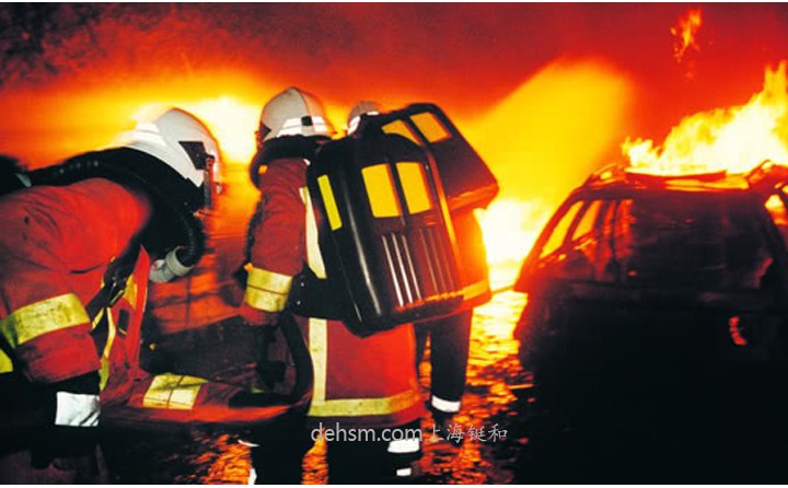 消防員背氧氣呼吸器現(xiàn)場救援