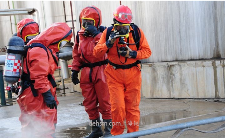 使用空氣呼吸器救援化學(xué)品泄漏