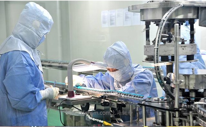 穿戴個(gè)人防護(hù)用品預(yù)防化學(xué)灼傷