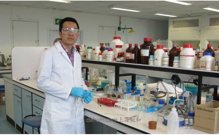 實(shí)驗(yàn)室戴護(hù)目鏡預(yù)防化學(xué)品飛濺灼傷