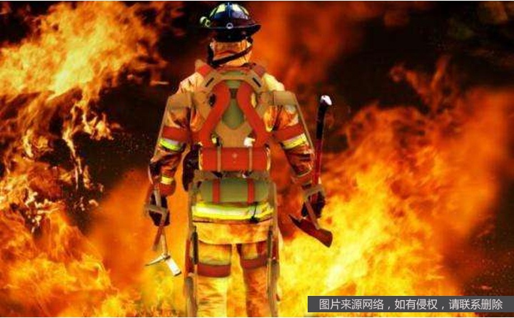 消防員穿消防服進入火場救援