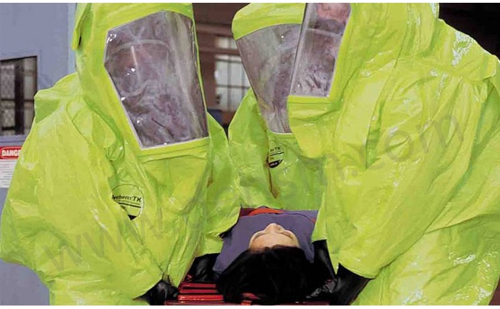 發(fā)生液氨泄露后消防員穿戴杜邦TK554A級(jí)防護(hù)服救援